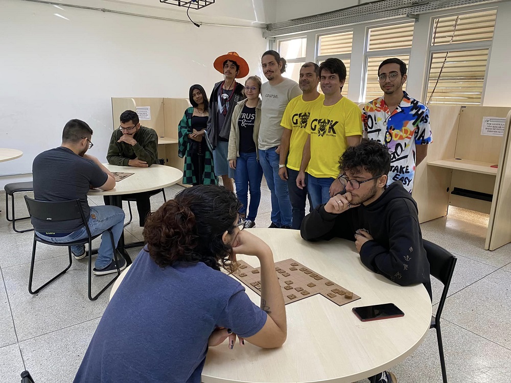 Instrutores do Laboratório IFMaker ensinaram a jogar xadrez do tipo indiano, maia, viking e japonês